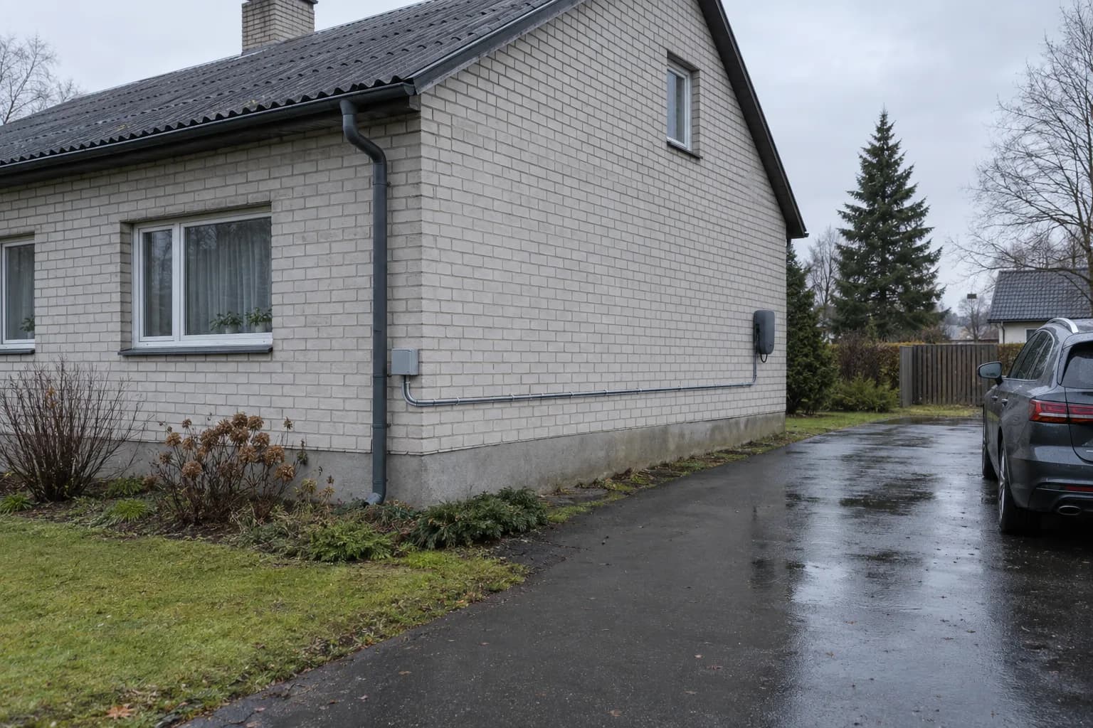 Kaabel kulgeb kaitsetorus mööda maja välisseina kilbist laadijani